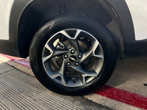 Used 2025 Chevrolet Trax LT image 9