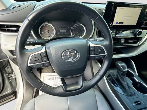 Used 2024 Toyota Highlander XLE AWD/4WD image 38