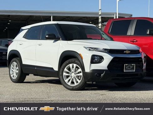 Used 2023 Chevrolet TrailBlazer LS image 2