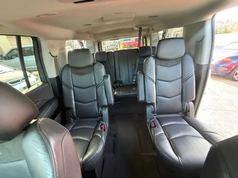 Used 2017 Cadillac Escalade ESV Luxury AWD/4WD image 18