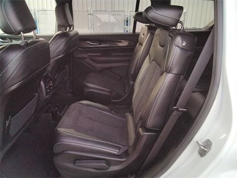 Used 2023 Jeep Grand Cherokee L Laredo image 10