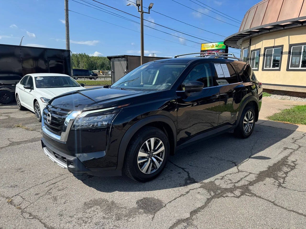 Used 2025 Nissan Pathfinder SL w/ Cargo Package AWD/4WD image 2