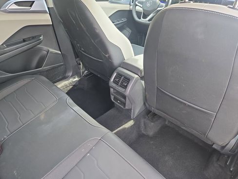 Used 2025 Volkswagen Taos SE image 11