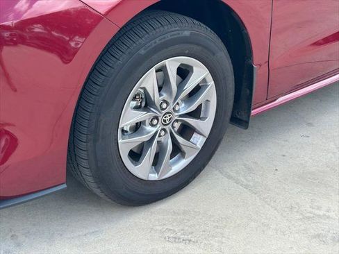 Certified 2026 Toyota Sienna XLE FWD image 9