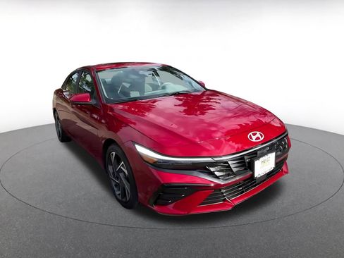 Used 2025 Hyundai Elantra SEL image 3