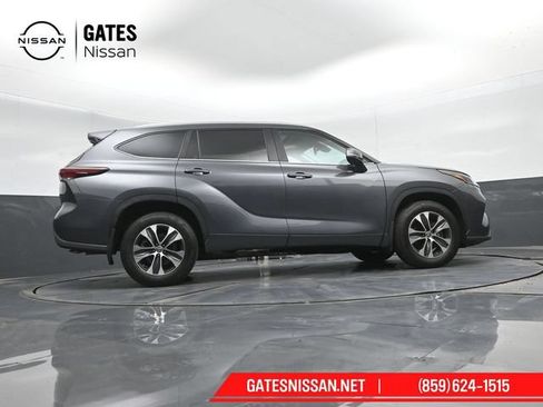 Used 2024 Toyota Highlander XLE AWD/4WD image 43