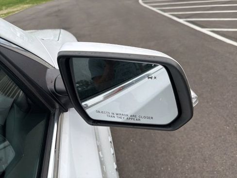 Used 2023 Chevrolet Traverse LT image 6