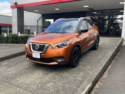 Used 2020 Nissan Kicks SR w/ SR Premium Package FWD image 3