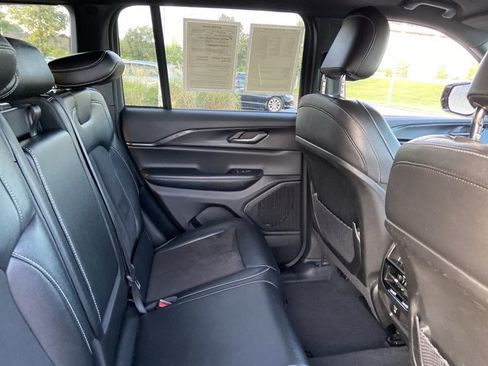 Used 2024 Jeep Grand Cherokee Altitude RWD image 21