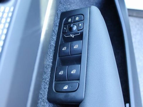 Used 2025 Volvo XC40 B5 Plus image 11