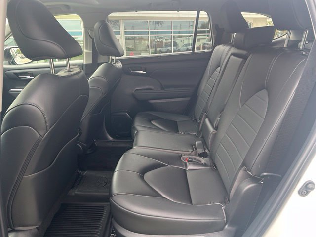 Used 2023 Toyota Highlander XLE FWD image 23