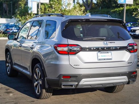 New 2025 Honda Pilot Touring image 7