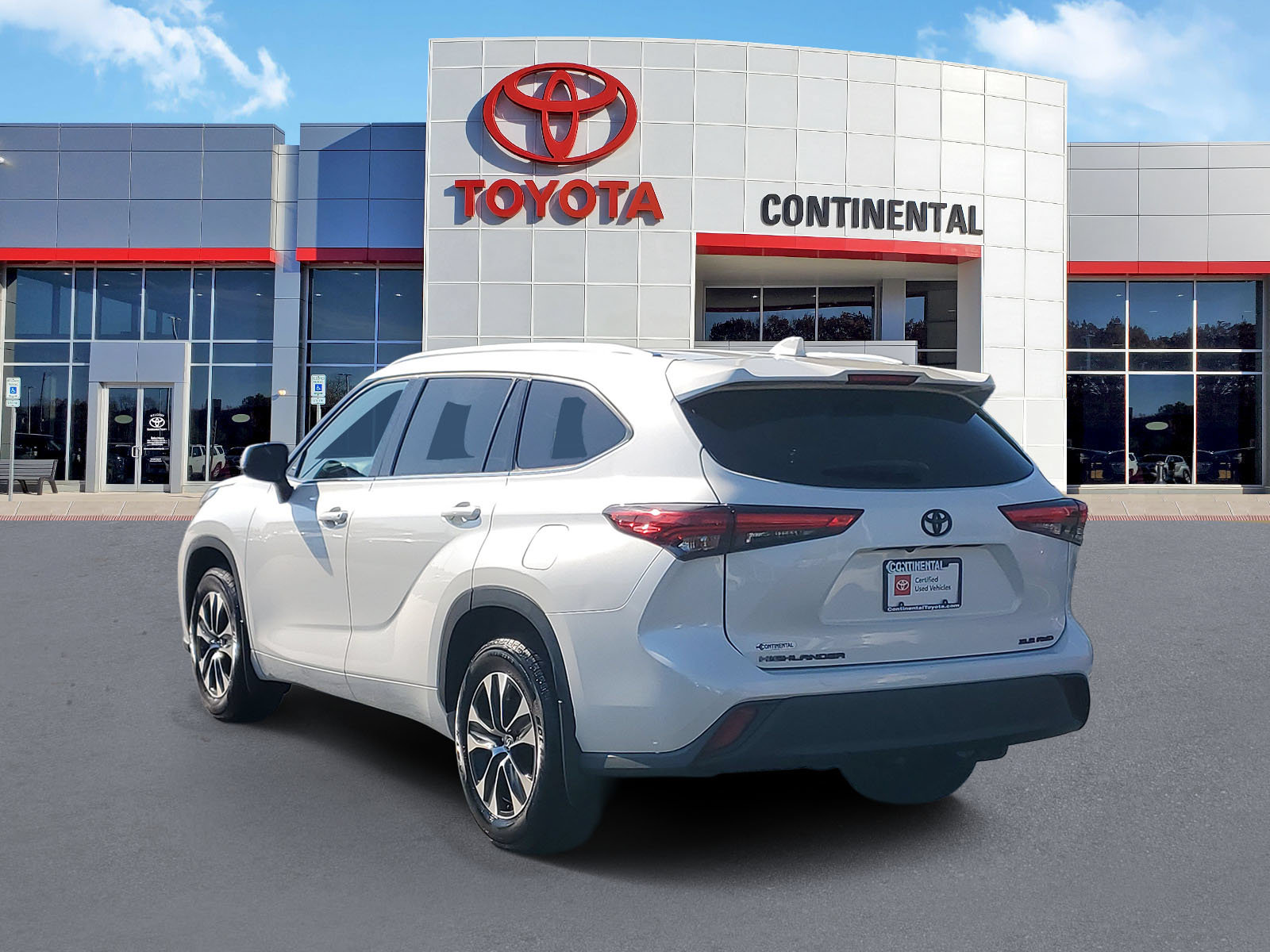 Certified 2021 Toyota Highlander XLE AWD/4WD image 4