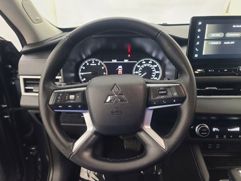 Used 2025 Mitsubishi Outlander SE image 33