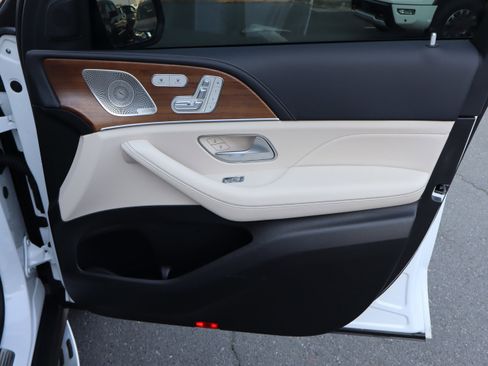 Used 2024 Mercedes-Benz GLS 580 4MATIC image 40