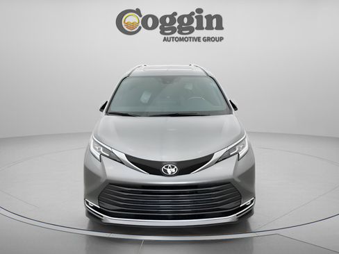 New 2026 Toyota Sienna Limited FWD image 30