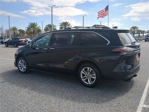 Certified 2023 Toyota Sienna XLE Woodland Edition image 6