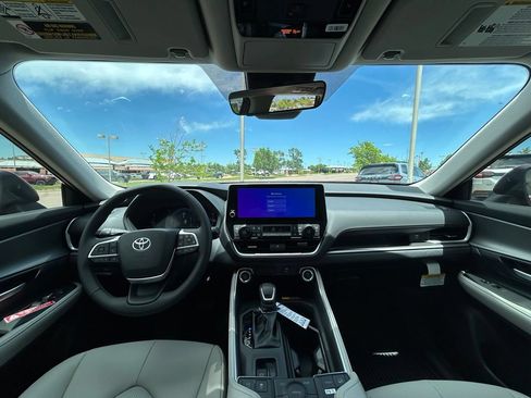 Used 2022 Toyota RAV4 XSE AWD/4WD image 10