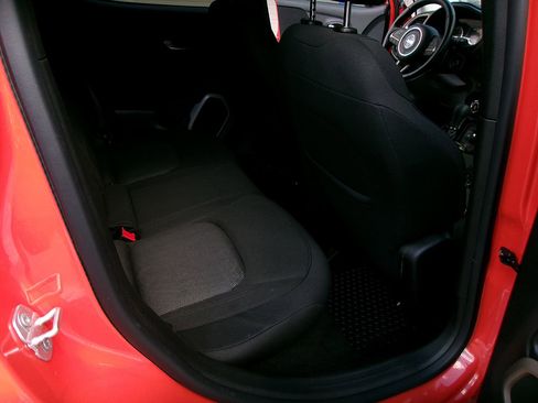 Used 2017 Jeep Renegade Latitude w/ Cold Weather Group image 10