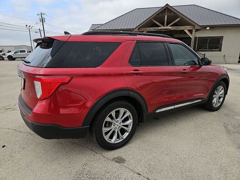 Used 2021 Ford Explorer XLT w/ Equipment Group 202A image 8