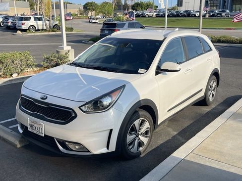 Used 2019 Kia Niro EX FWD image 2