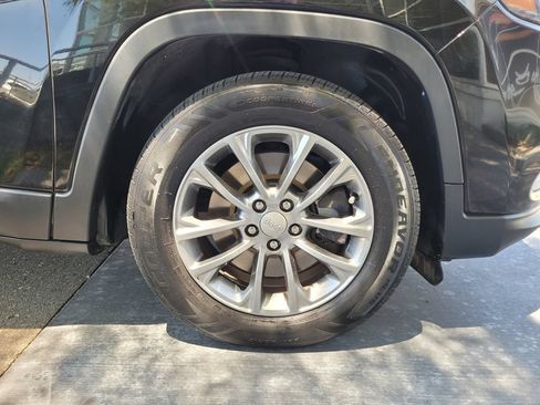 Used 2019 Jeep Cherokee Latitude Plus w/ Comfort/Convenience Group FWD image 39