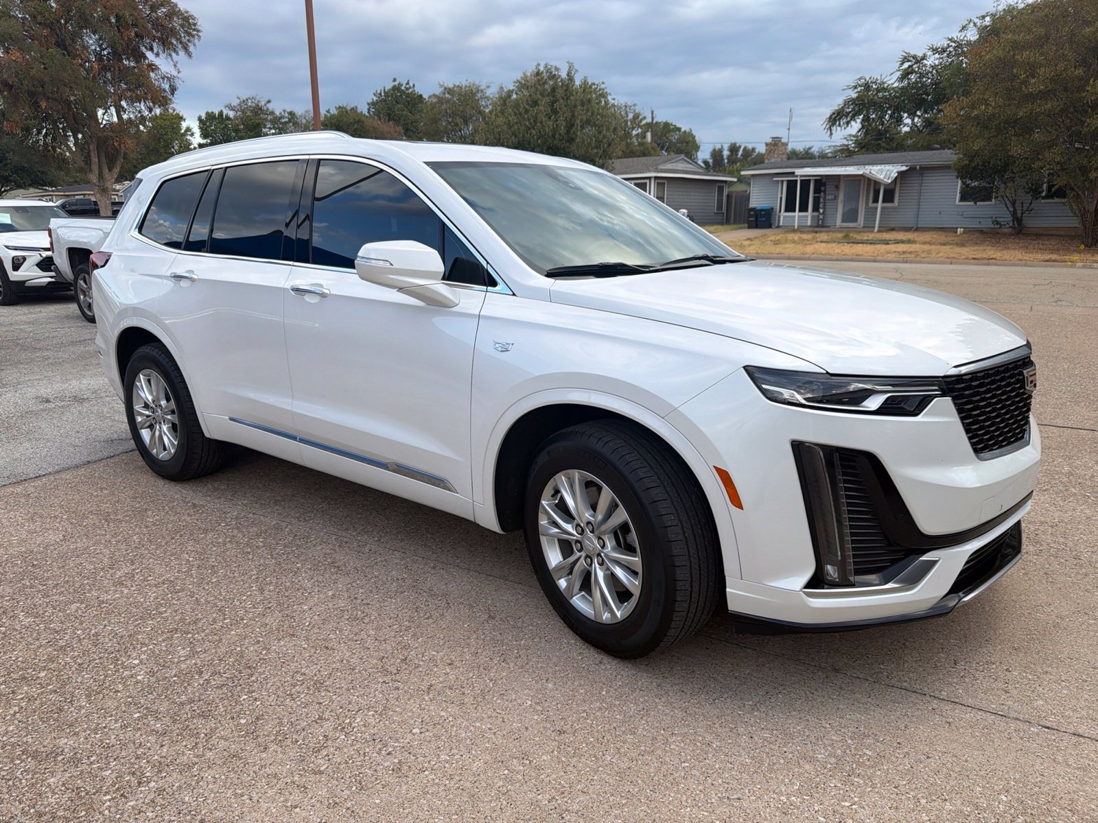 Used 2025 Cadillac XT6 Luxury FWD image 3