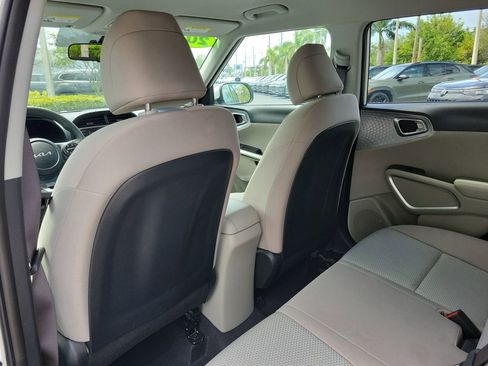Used 2025 Kia Soul LX w/ LX Technology Package FWD image 10