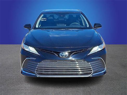 Used 2022 Toyota Camry XLE image 2