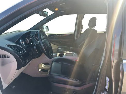 Used 2019 Dodge Grand Caravan SXT image 9