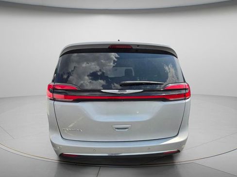 Used 2023 Chrysler Pacifica Touring-L FWD image 4