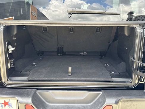 Used 2025 Jeep Wrangler Unlimited Rubicon image 12