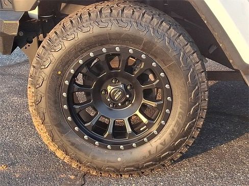 Used 2018 Jeep Wrangler Unlimited Sahara image 8