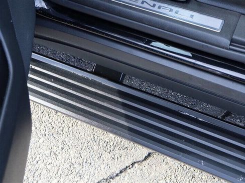 Used 2022 GMC Yukon Denali w/ Denali Premium Package image 11