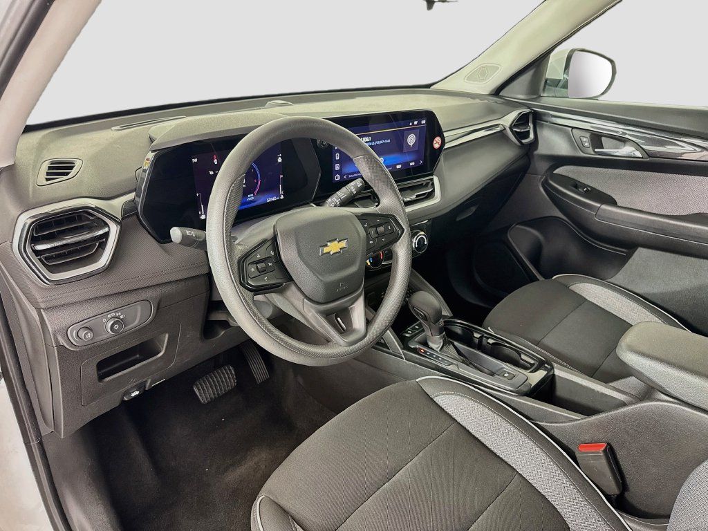Used 2025 Chevrolet TrailBlazer LT FWD image 9