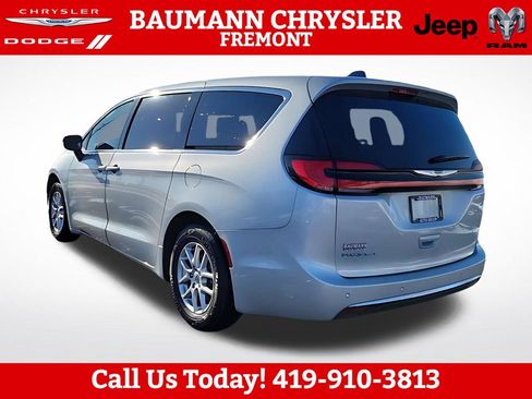 Used 2024 Chrysler Pacifica Touring-L FWD image 11