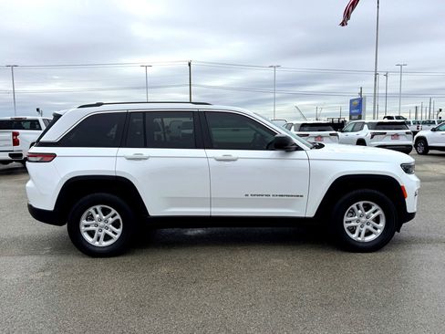 Used 2024 Jeep Grand Cherokee Laredo image 5