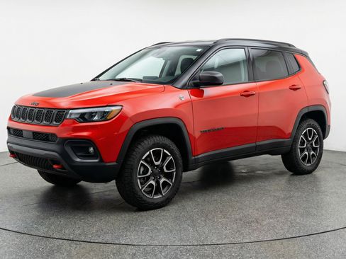 Used 2025 Jeep Compass Trailhawk image 3