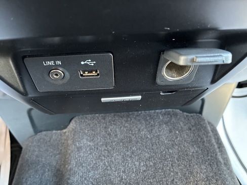 Used 2015 Ford F150 XLT image 11