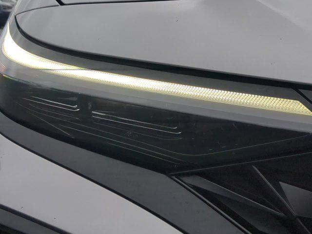 Used 2025 Hyundai Elantra Limited FWD image 9