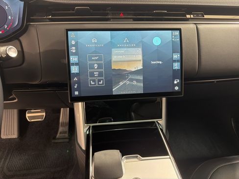 Used 2024 Land Rover Range Rover Long Wheelbase SE image 16