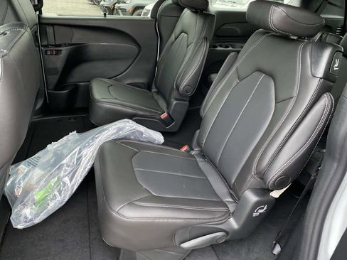 New 2026 Chrysler Pacifica Select image 7