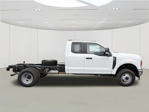 New 2025 Ford F350 XL w/ XL Chrome Package image 3