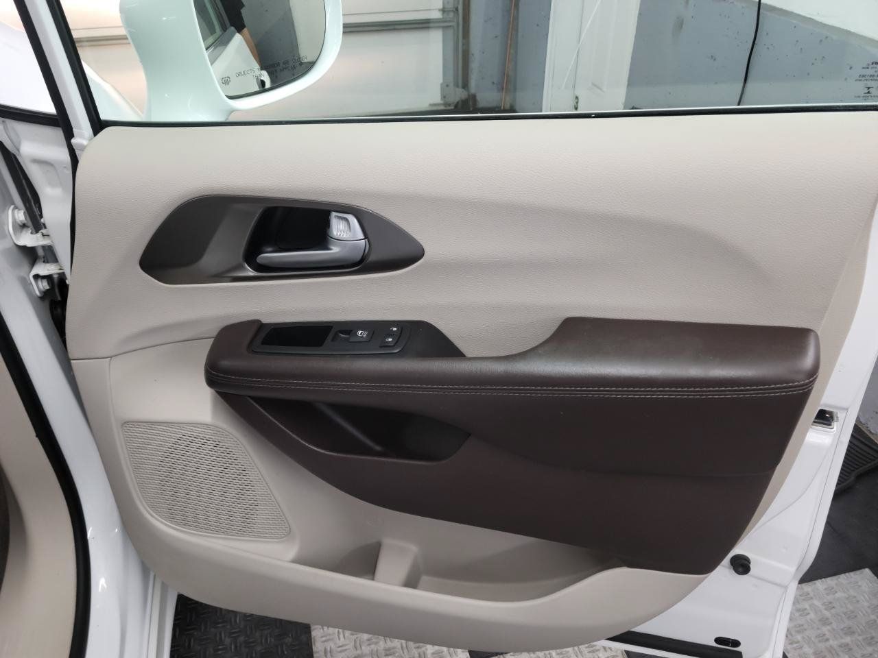 Used 2017 Chrysler Pacifica Touring-L FWD image 26
