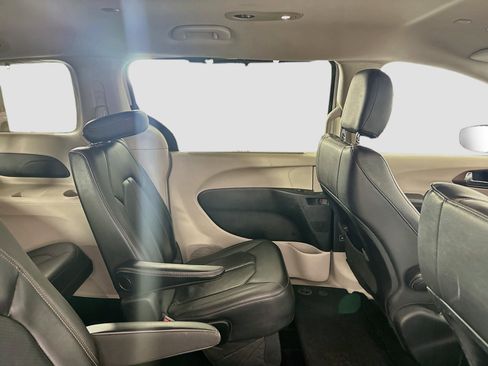 Used 2019 Chrysler Pacifica Touring-L FWD image 26