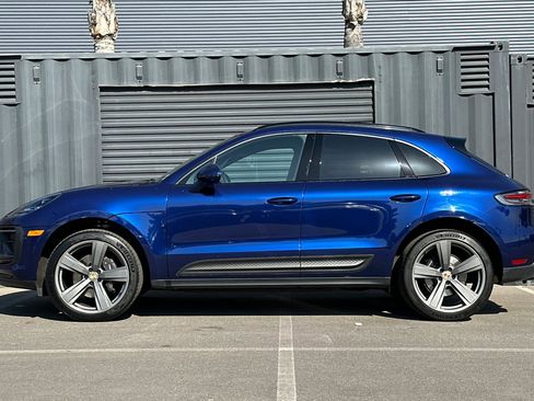 Certified 2022 Porsche Macan image 2