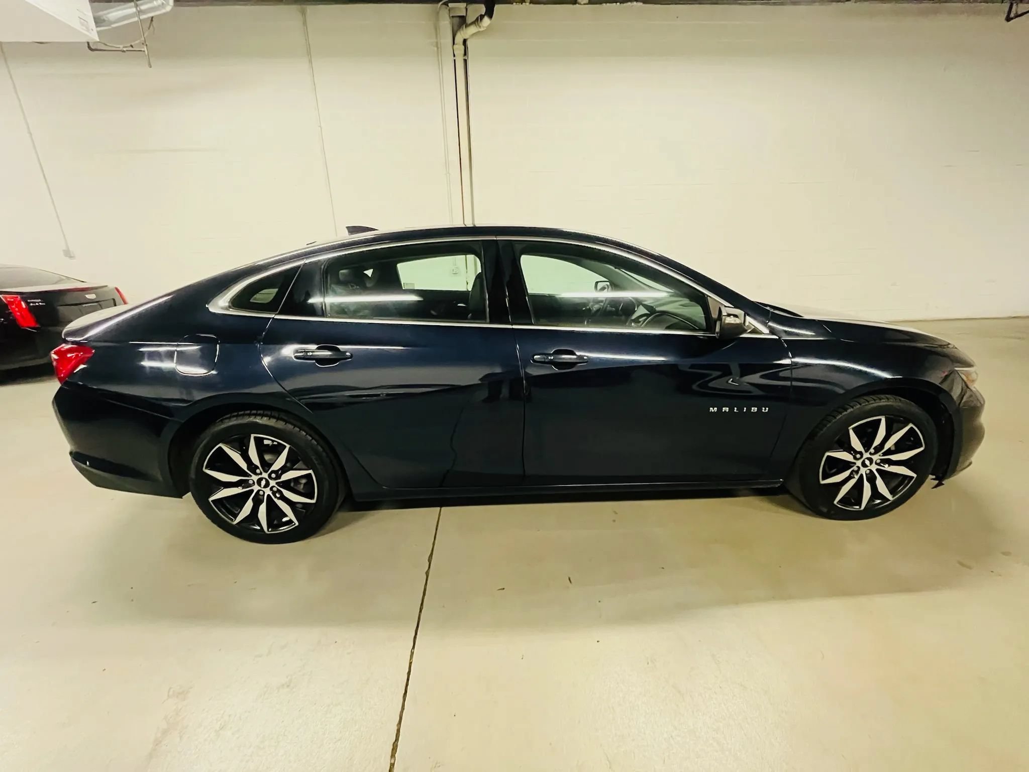 Used 2018 Chevrolet Malibu LT w/ Leather Package FWD image 9