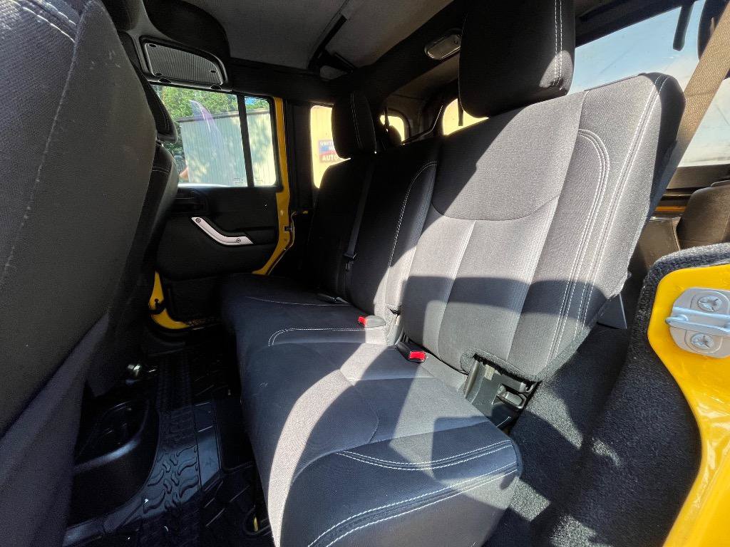 Used 2015 Jeep Wrangler Unlimited Sahara w/ Connectivity Group AWD/4WD image 31