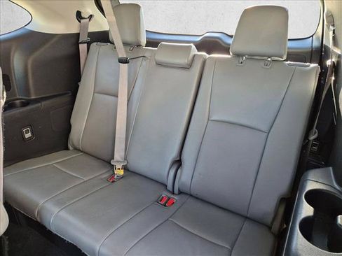 Used 2022 Toyota Highlander XLE FWD image 18