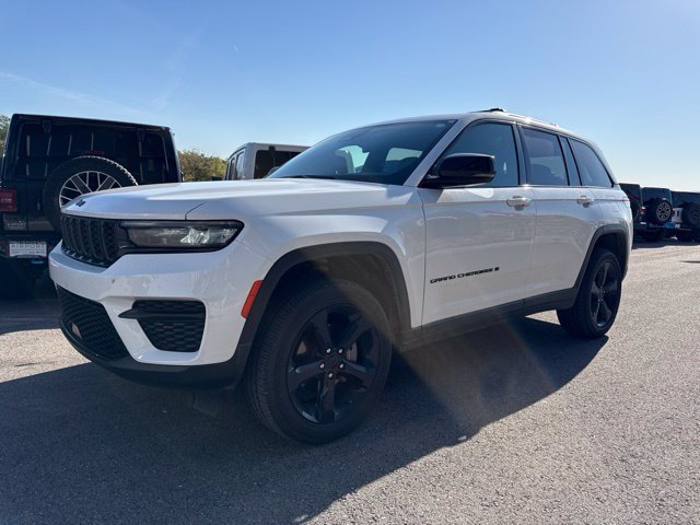 Used 2025 Jeep Grand Cherokee Altitude AWD/4WD image 7